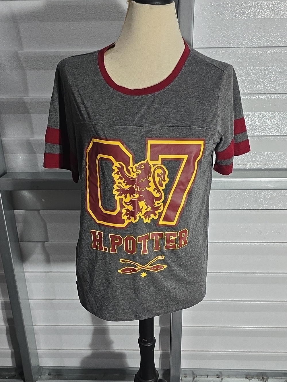 Harry Potter Gray  Gryffindor  Short Sleeve Tee with Burgundy Trim Size XL 15-17